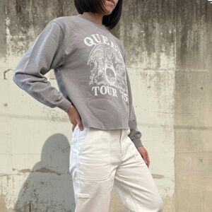 Queen distressed logo Tour 75 thin sweatshirt size small